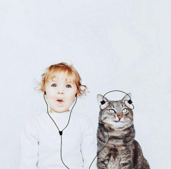 دختر کوچولو و گربه جدی در عکسهایی جالب | عکس